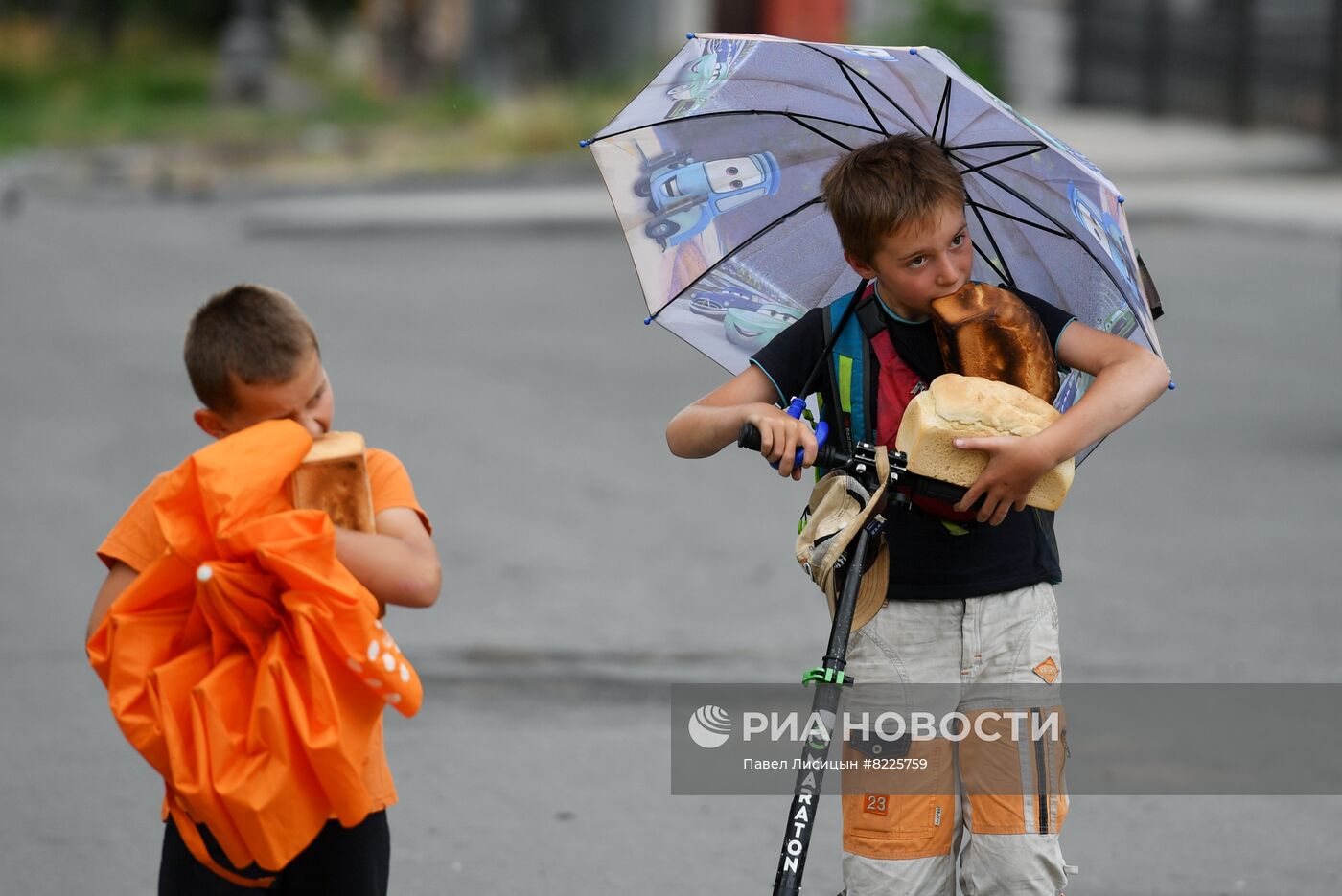 Раздача гуманитарной помощи в Мариуполе