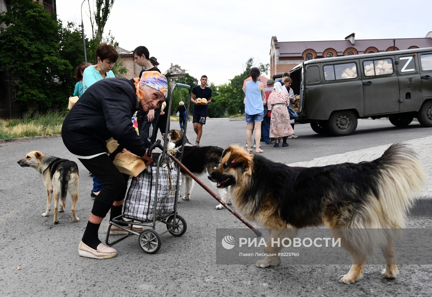 Раздача гуманитарной помощи в Мариуполе