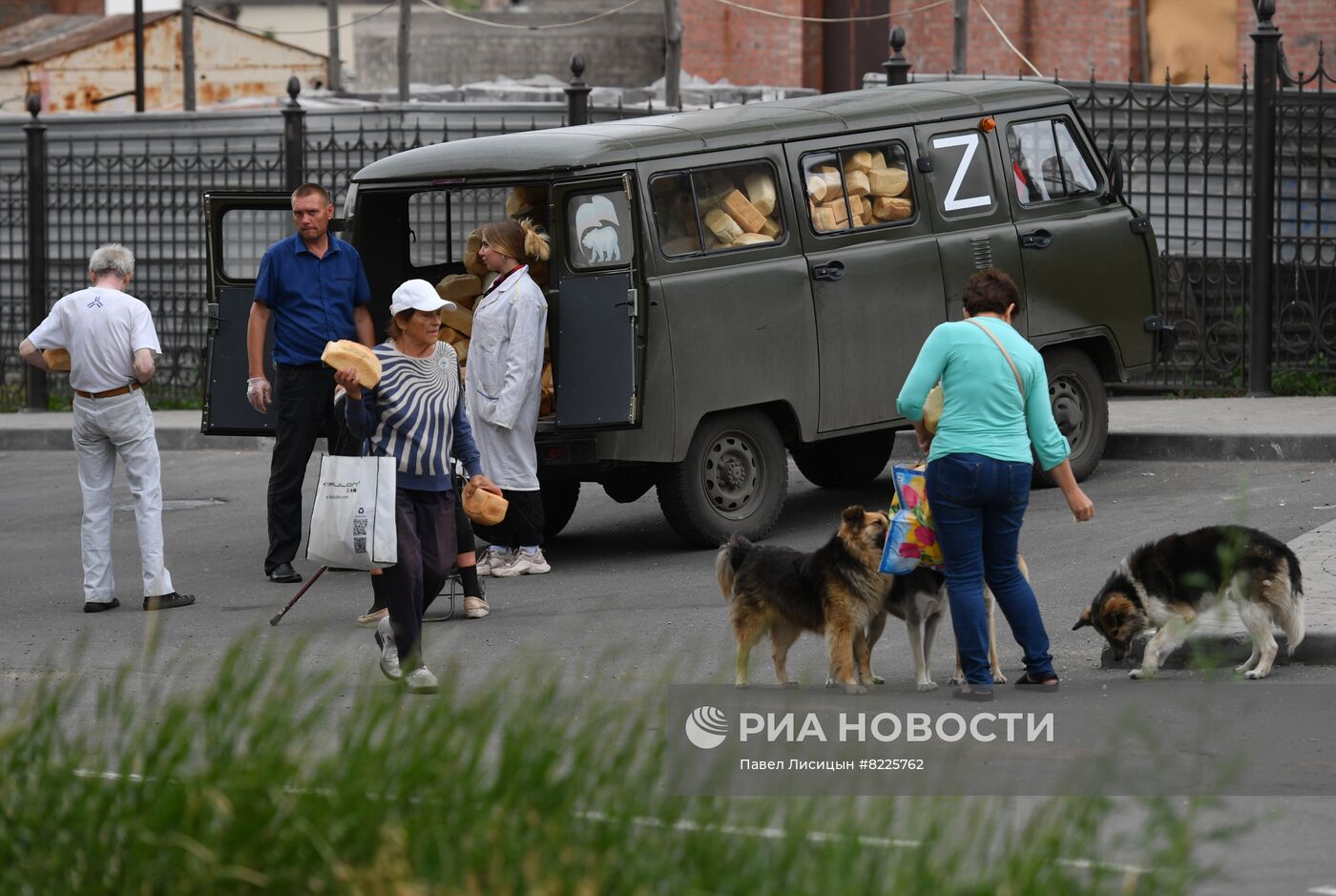 Раздача гуманитарной помощи в Мариуполе