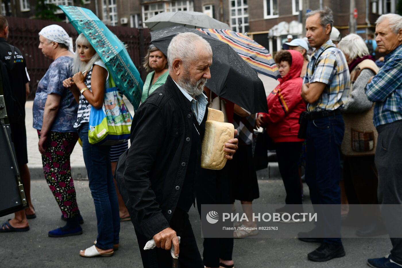 Раздача гуманитарной помощи в Мариуполе