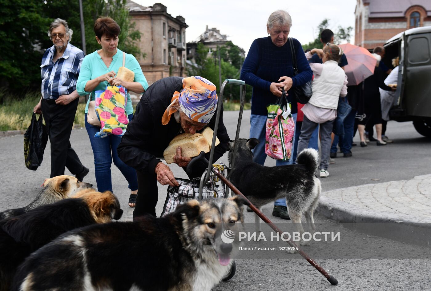 Раздача гуманитарной помощи в Мариуполе
