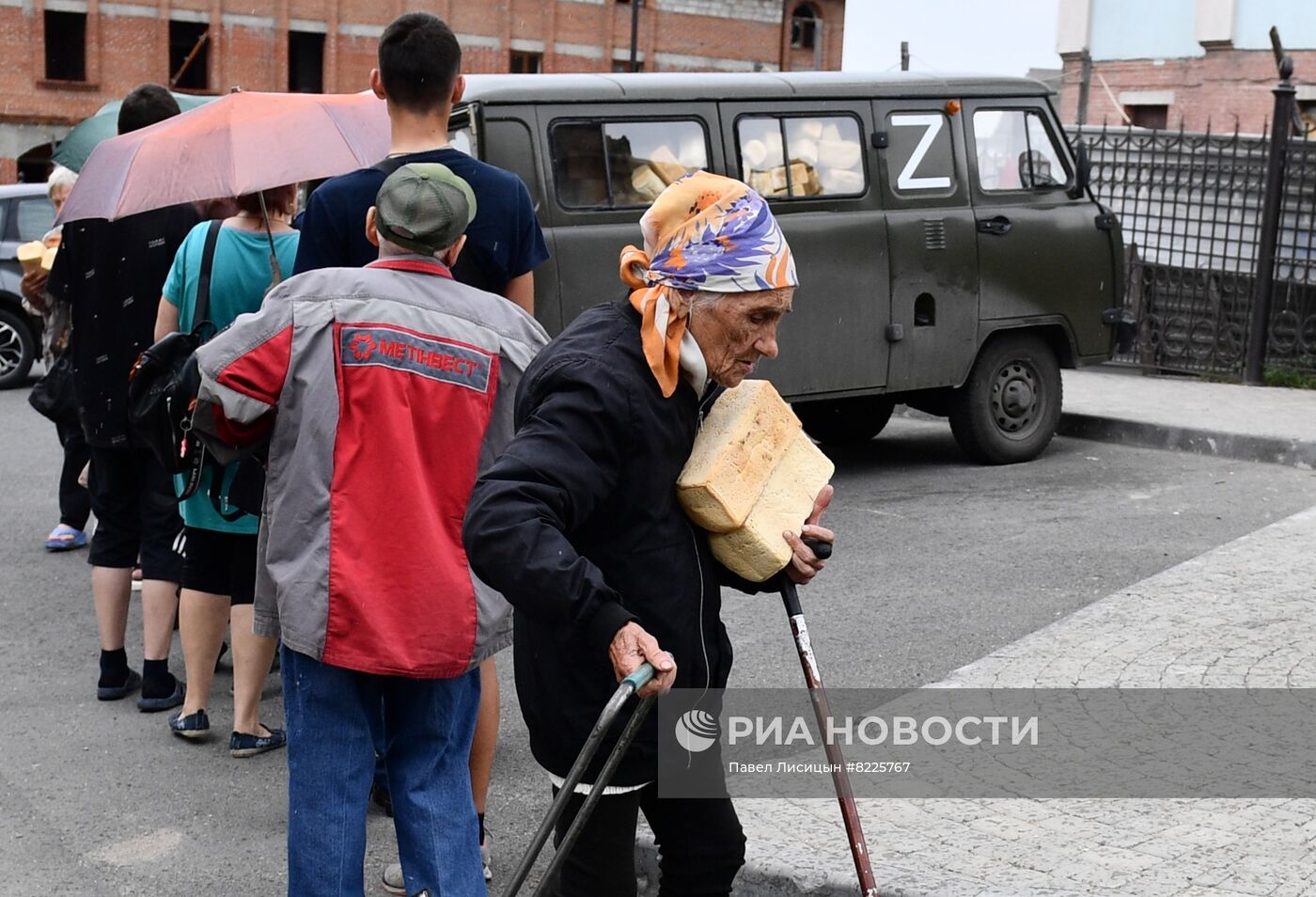 Раздача гуманитарной помощи в Мариуполе