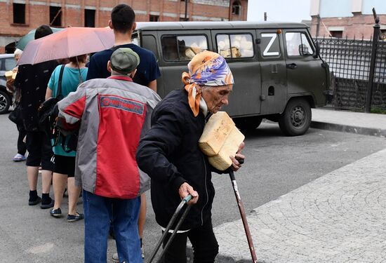 Раздача гуманитарной помощи в Мариуполе