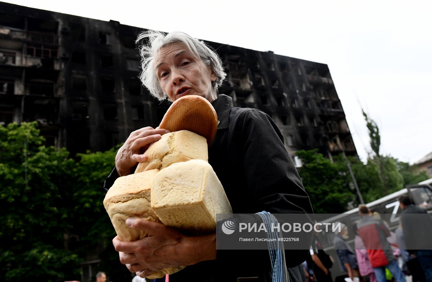 Раздача гуманитарной помощи в Мариуполе
