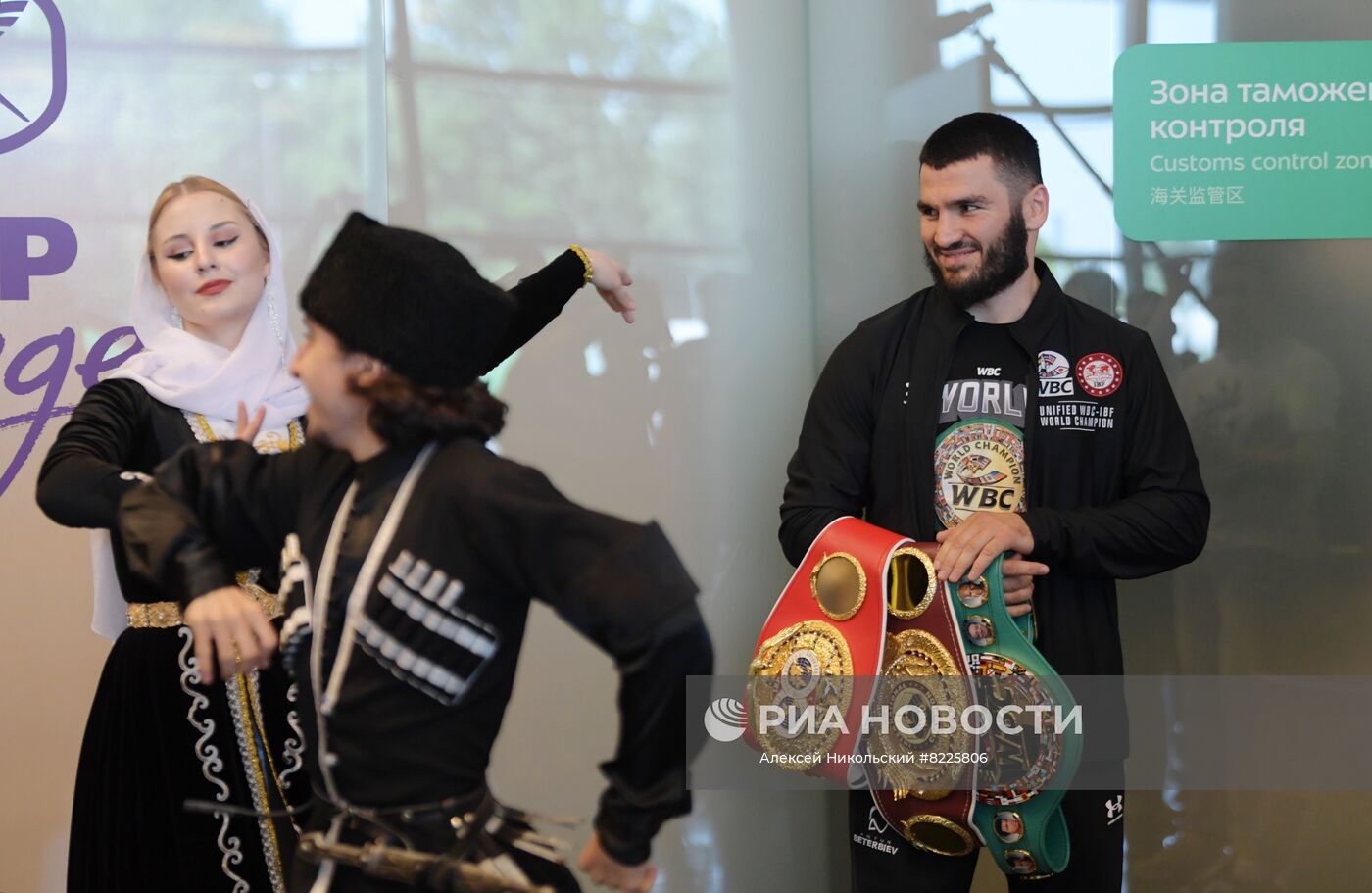 Встреча боксера А. Бетербиева в аэропорту Внуково