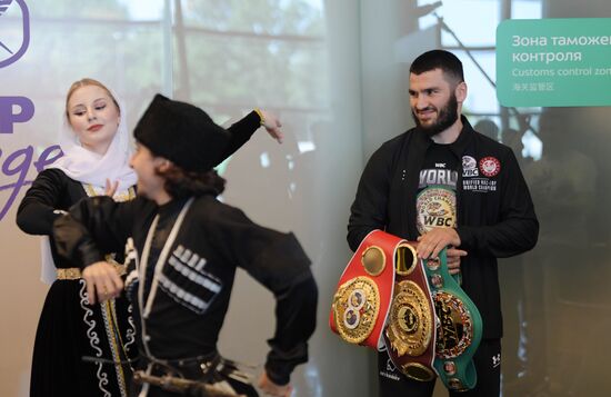 Встреча боксера А. Бетербиева в аэропорту Внуково