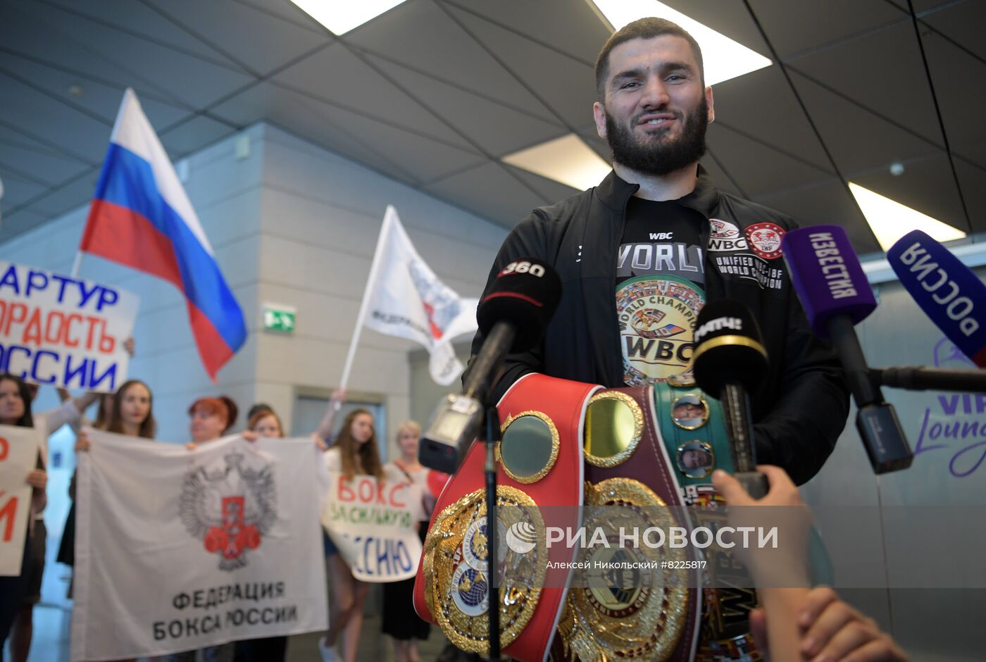 Встреча боксера А. Бетербиева в аэропорту Внуково