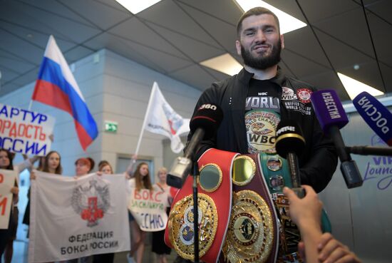 Встреча боксера А. Бетербиева в аэропорту Внуково