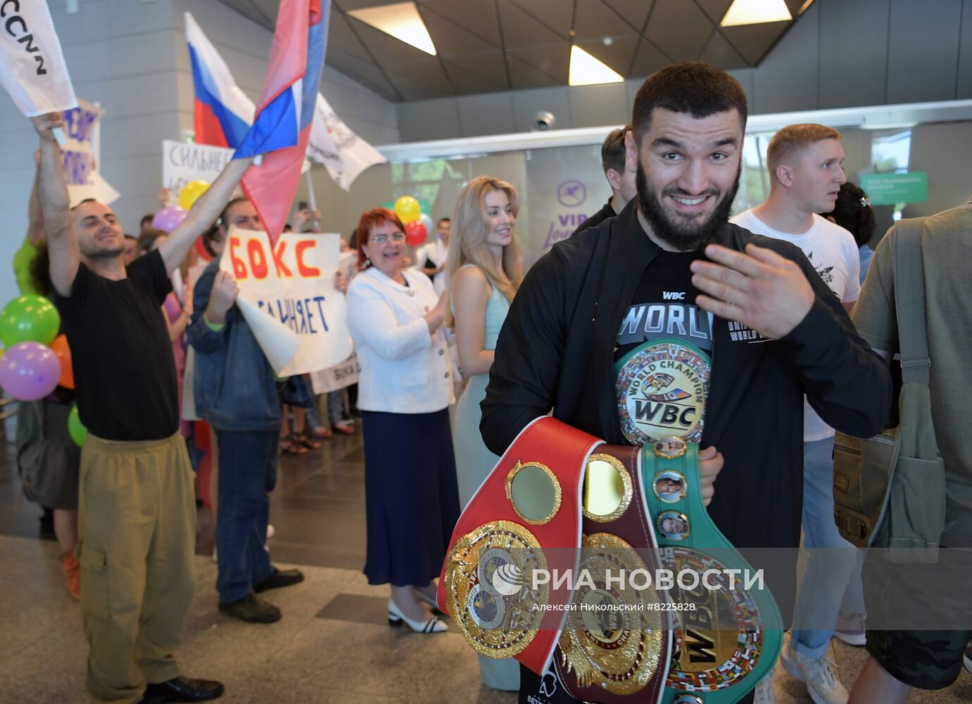 Встреча боксера А. Бетербиева в аэропорту Внуково