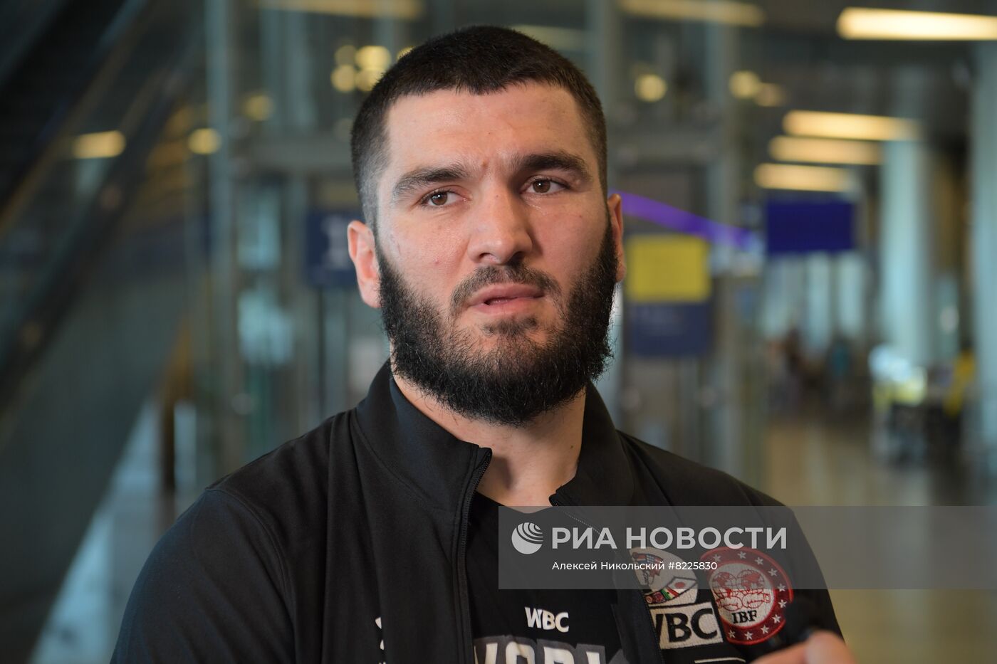 Встреча боксера А. Бетербиева в аэропорту Внуково