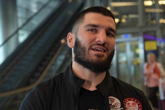 Встреча боксера А. Бетербиева в аэропорту Внуково