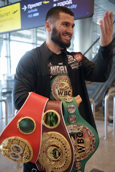 Встреча боксера А. Бетербиева в аэропорту Внуково