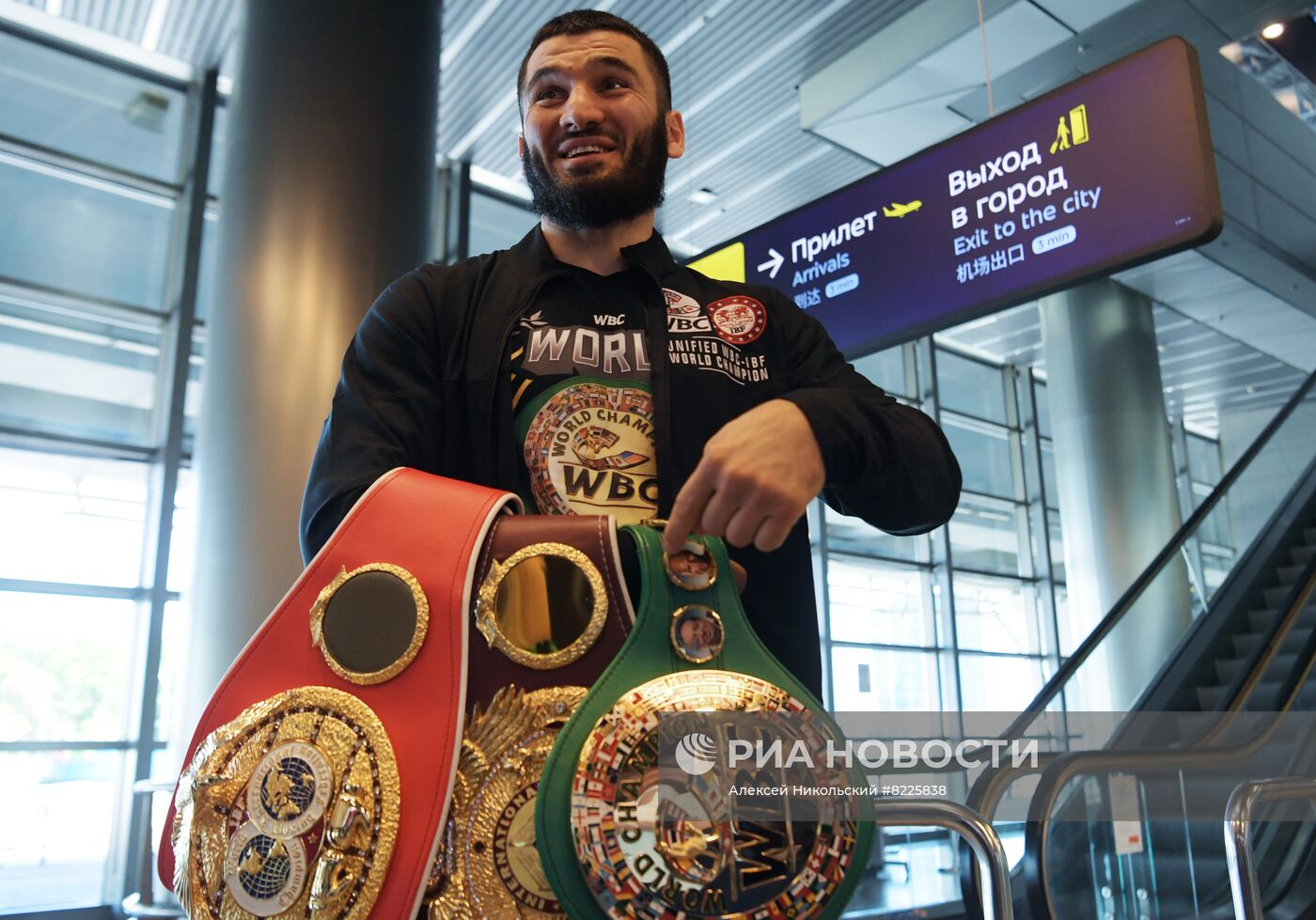 Встреча боксера А. Бетербиева в аэропорту Внуково