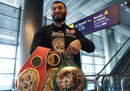 Встреча боксера А. Бетербиева в аэропорту Внуково