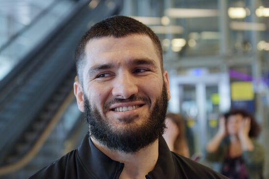 Встреча боксера А. Бетербиева в аэропорту Внуково