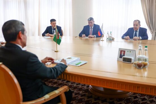 Встреча министров иностранных дел РФ и Туркменистана С. Лаврова и Р. Мередова