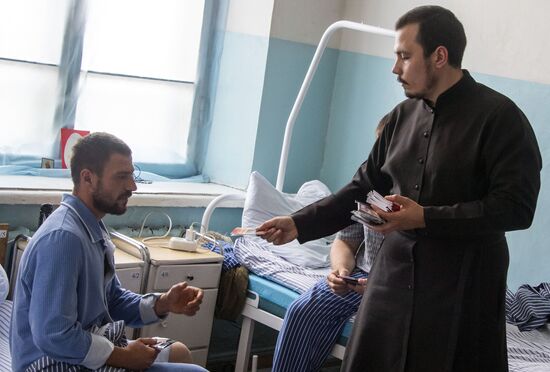 Представители духовенства посетили раненых солдат в госпитале Симферополя