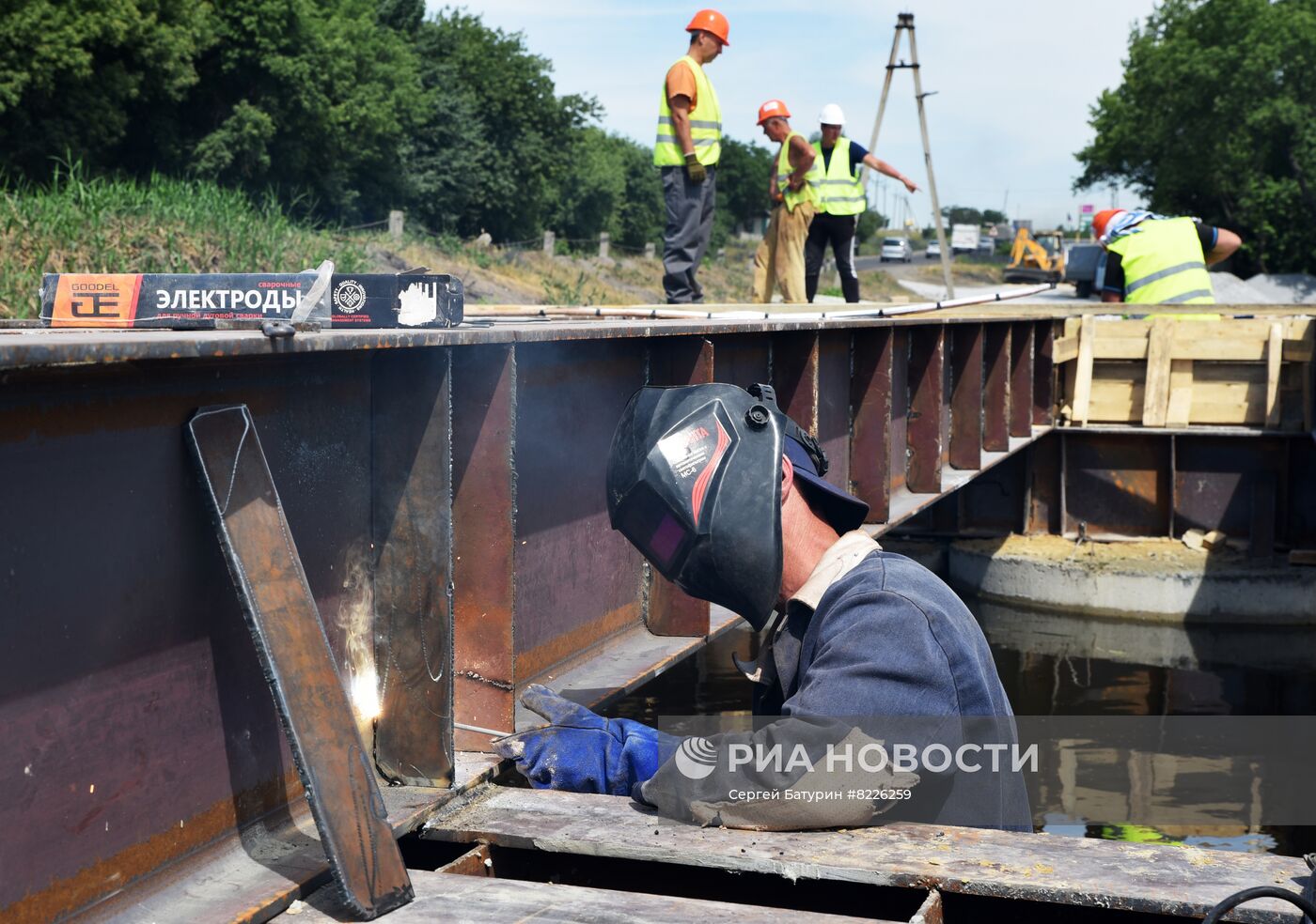 Ремонт моста на трассе Донецк-Луганск | РИА Новости Медиабанк