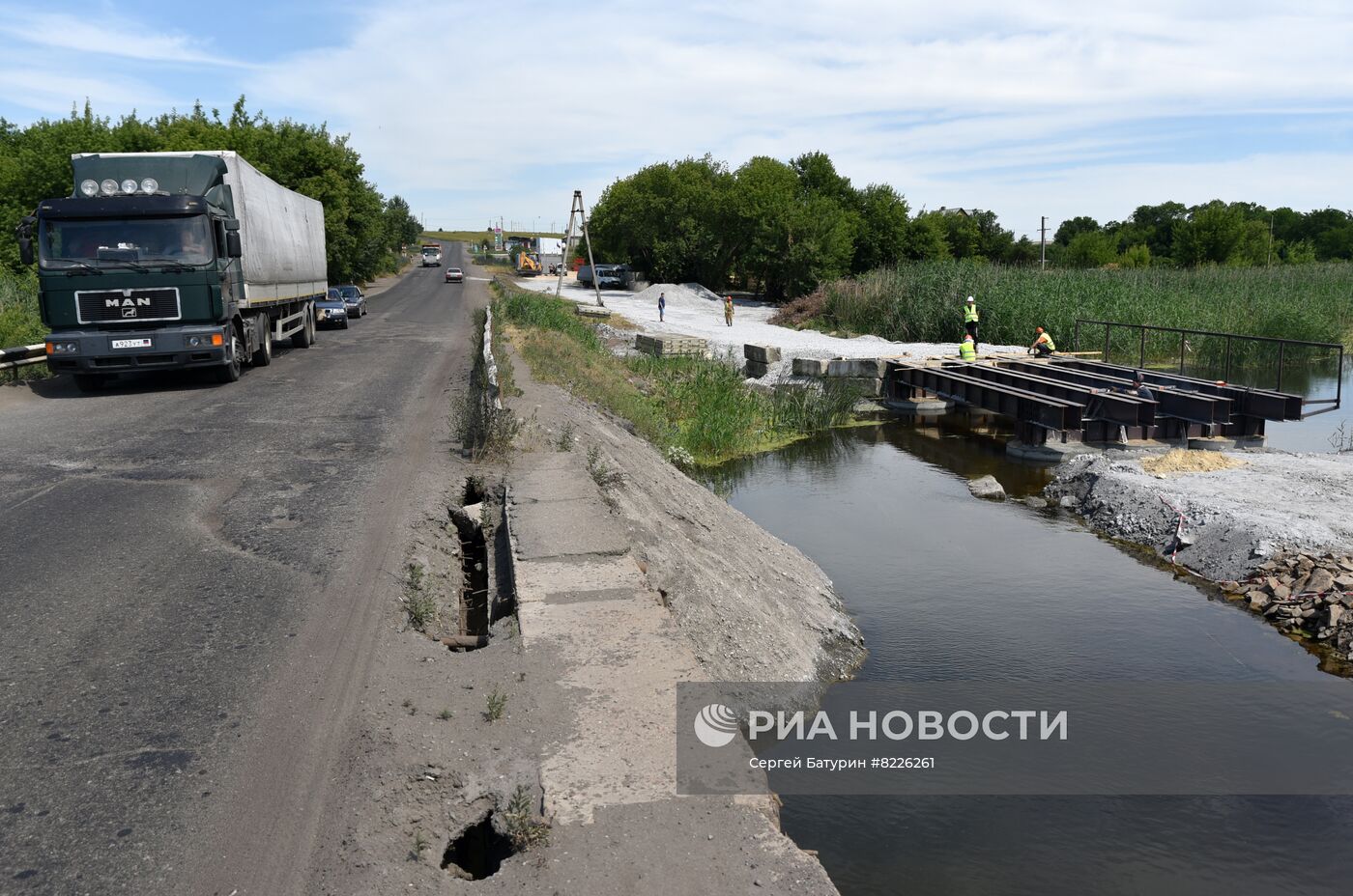 Ремонт моста на трассе Донецк-Луганск | РИА Новости Медиабанк