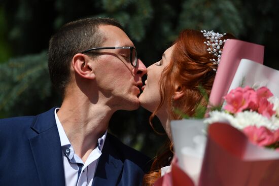 Первая свадьба в Володарском после освобождения