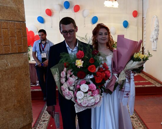 Первая свадьба в Володарском после освобождения