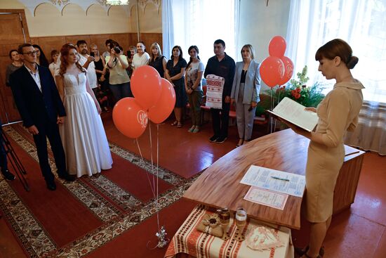 Первая свадьба в Володарском после освобождения