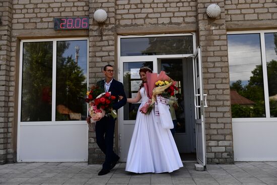 Первая свадьба в Володарском после освобождения