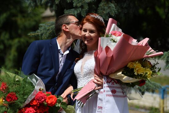 Первая свадьба в Володарском после освобождения