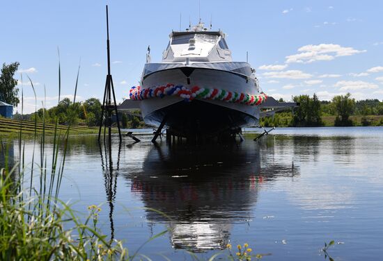 Спуск на воду скоростного пассажирского судна "Метеор-2020" в Татарстане