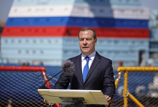 Зампред Совбеза РФ Д. Медведев осмотрел ледостойкую платформу "Северный полюс"