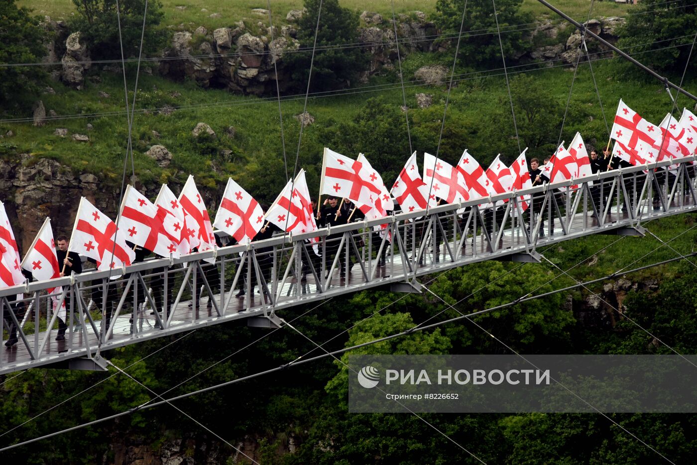 Стеклянный мост длиной 240 метров появился в Грузии