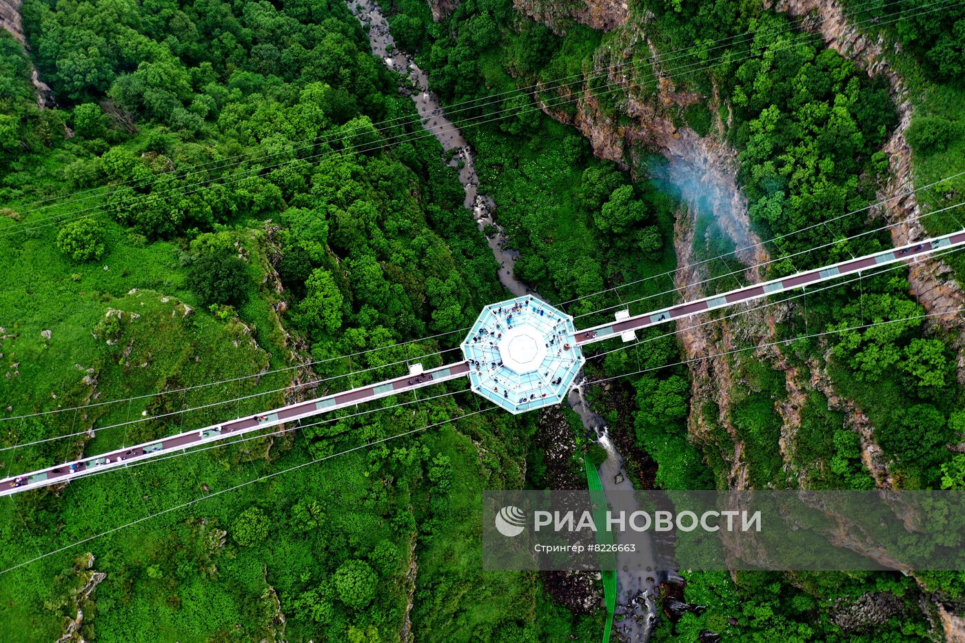 Стеклянный мост длиной 240 метров появился в Грузии