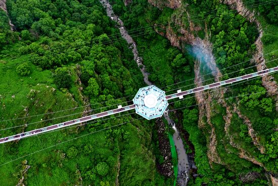 Стеклянный мост длиной 240 метров появился в Грузии