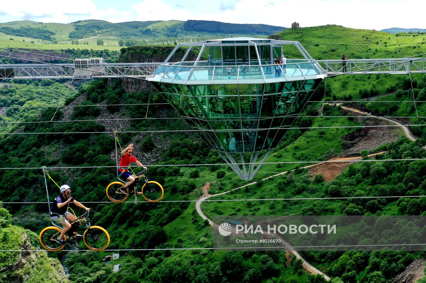Стеклянный мост длиной 240 метров появился в Грузии