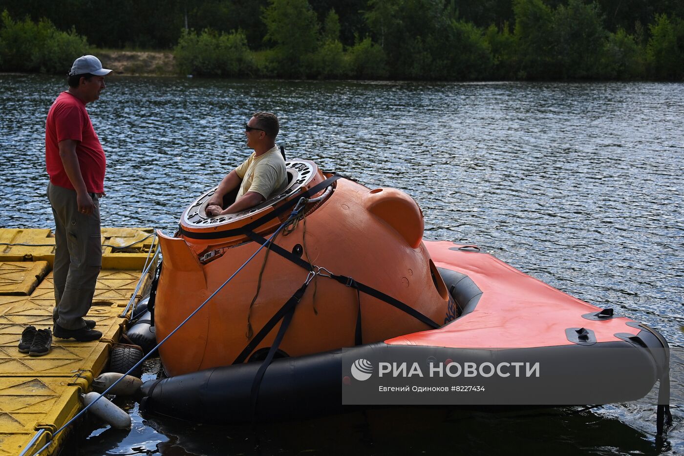 Тренировки экипажа МКС-70 по действиям после посадки спускаемого аппарата на водную поверхность