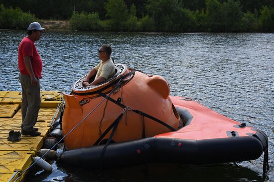 Тренировки экипажа МКС-70 по действиям после посадки спускаемого аппарата на водную поверхность
