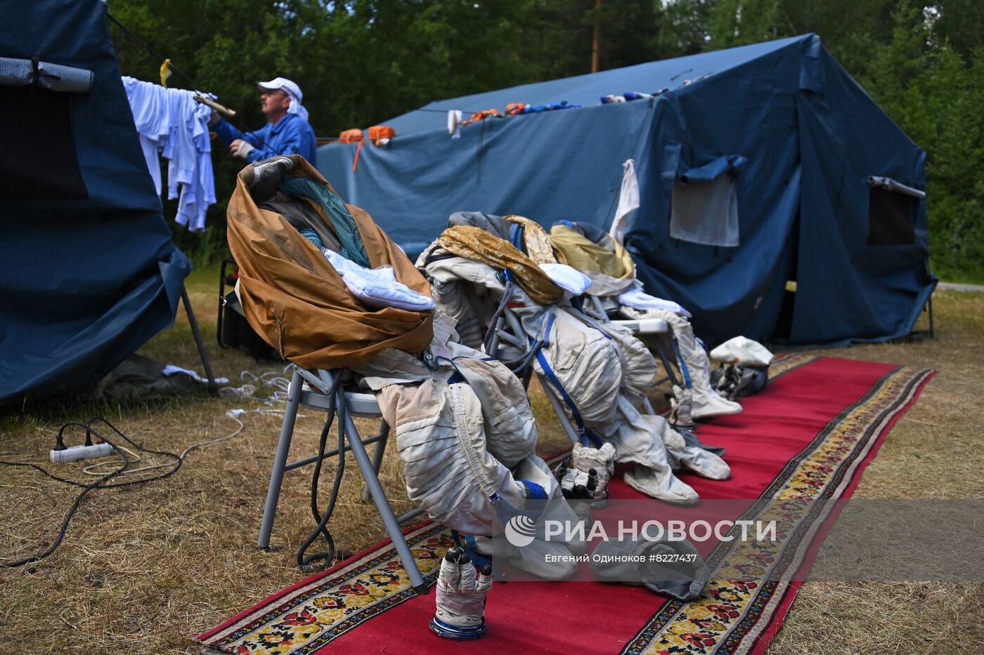 Тренировки экипажа МКС-70 по действиям после посадки спускаемого аппарата на водную поверхность
