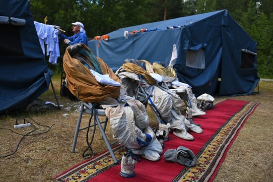 Тренировки экипажа МКС-70 по действиям после посадки спускаемого аппарата на водную поверхность
