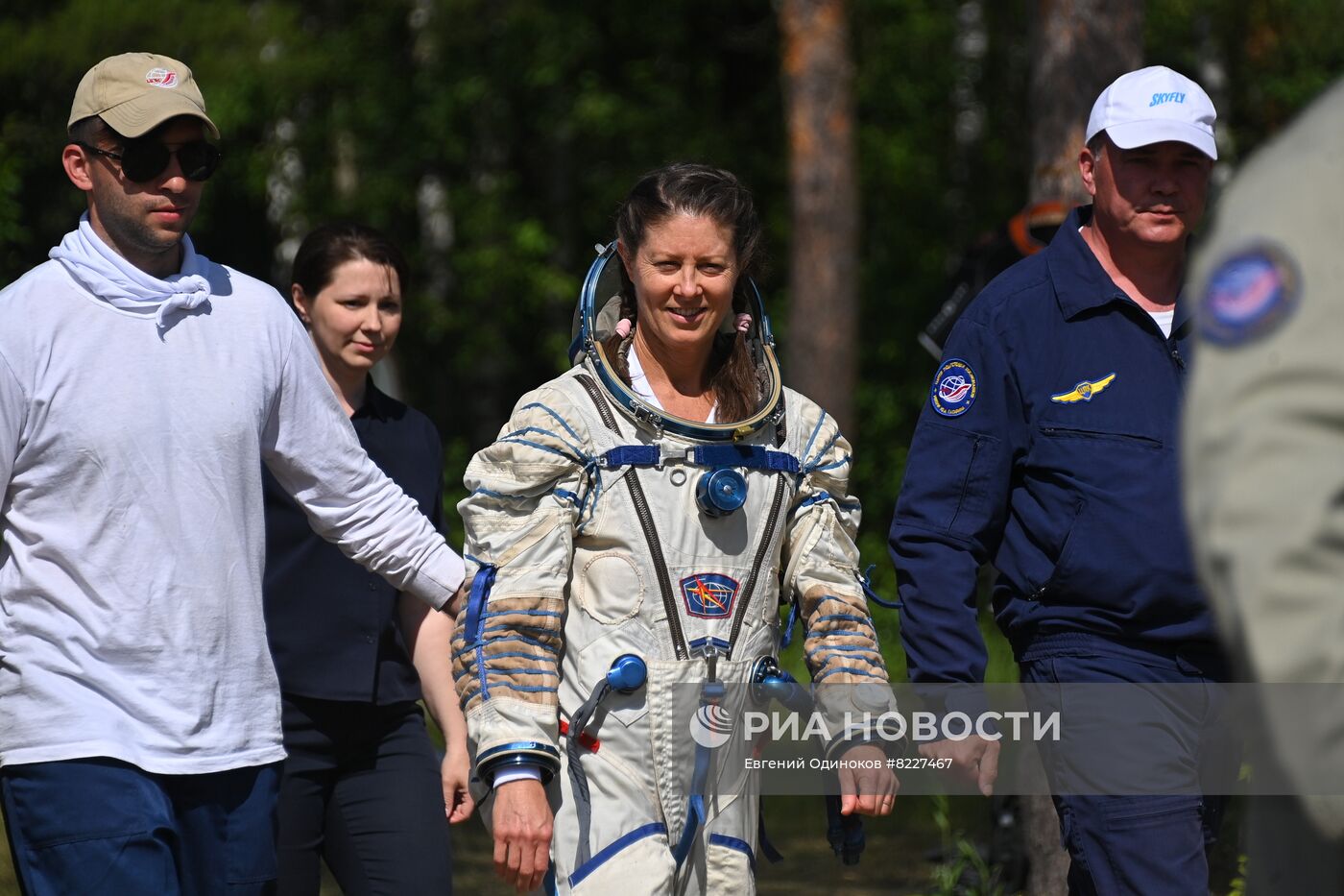 Тренировки экипажа МКС-70 по действиям после посадки спускаемого аппарата на водную поверхность
