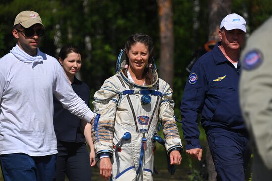 Тренировки экипажа МКС-70 по действиям после посадки спускаемого аппарата на водную поверхность