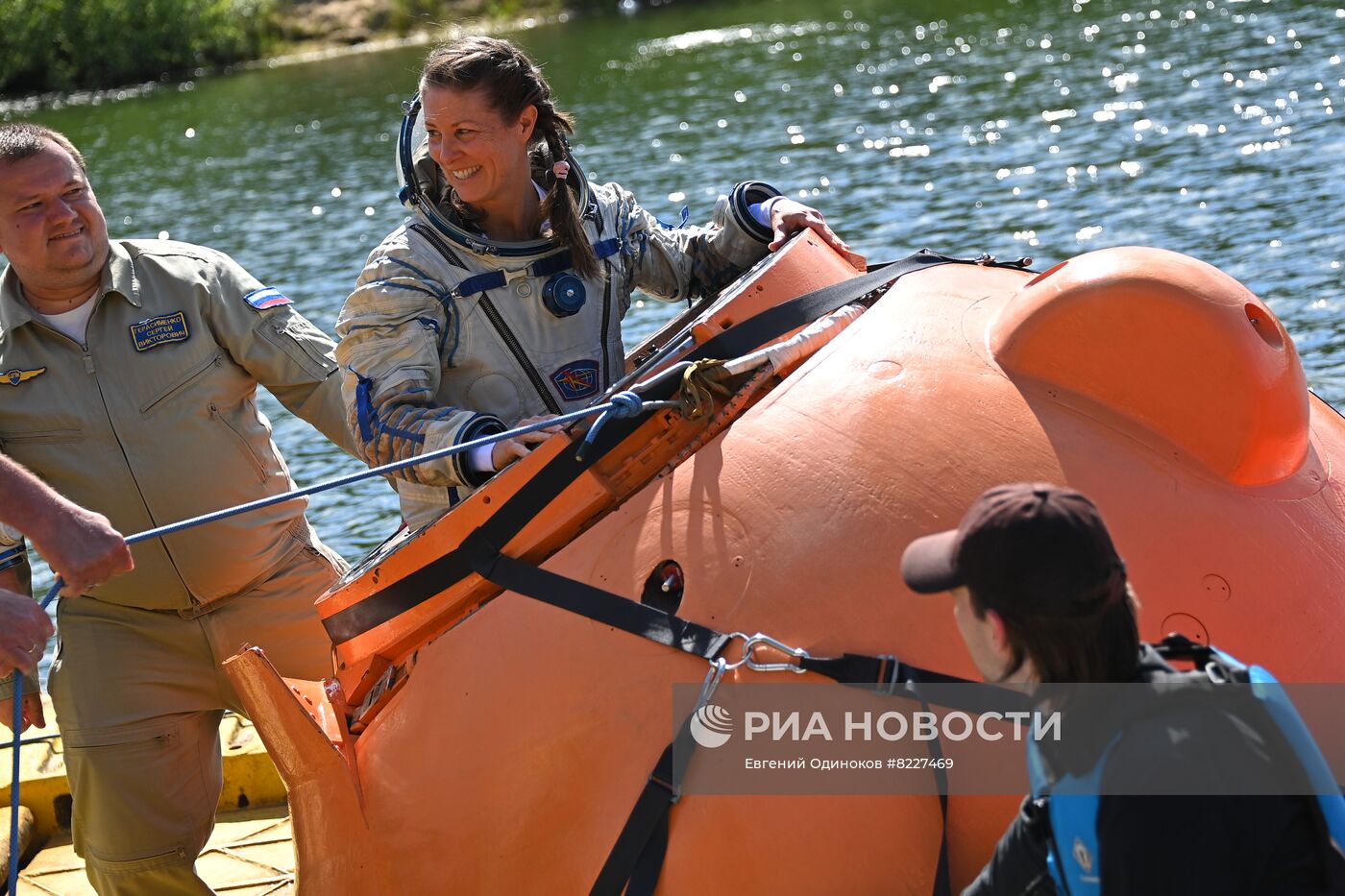 Тренировки экипажа МКС-70 по действиям после посадки спускаемого аппарата на водную поверхность