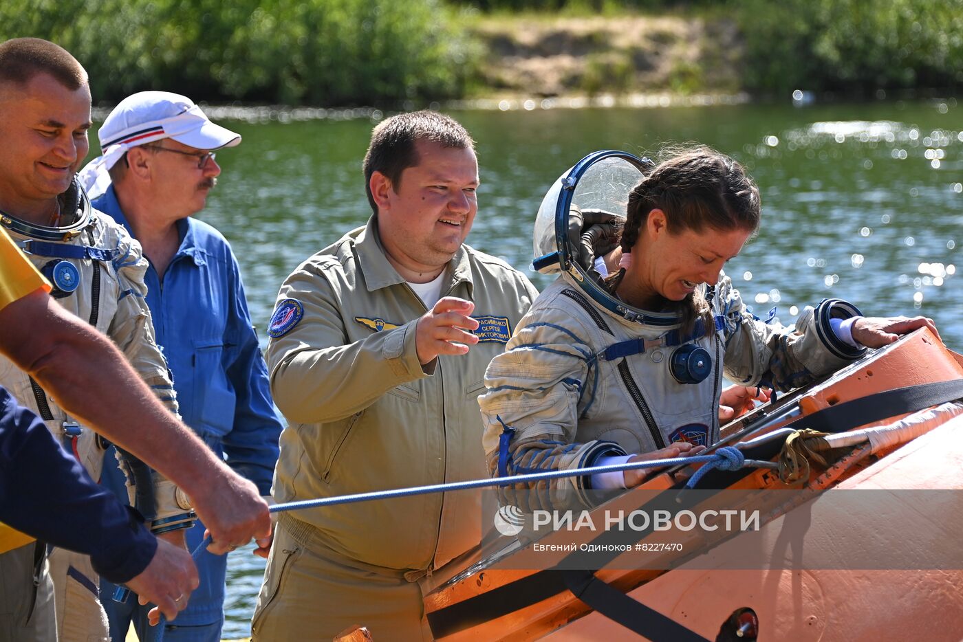 Тренировки экипажа МКС-70 по действиям после посадки спускаемого аппарата на водную поверхность