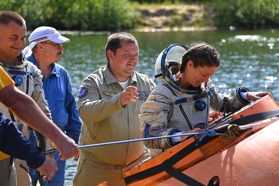 Тренировки экипажа МКС-70 по действиям после посадки спускаемого аппарата на водную поверхность
