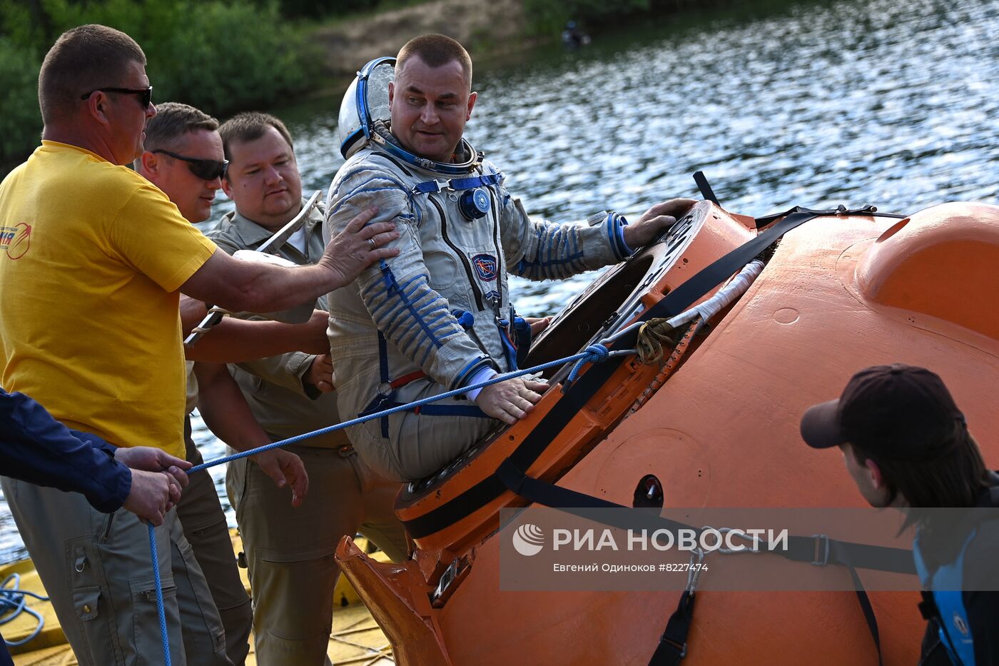 Тренировки экипажа МКС-70 по действиям после посадки спускаемого аппарата на водную поверхность