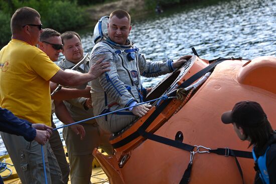 Тренировки экипажа МКС-70 по действиям после посадки спускаемого аппарата на водную поверхность