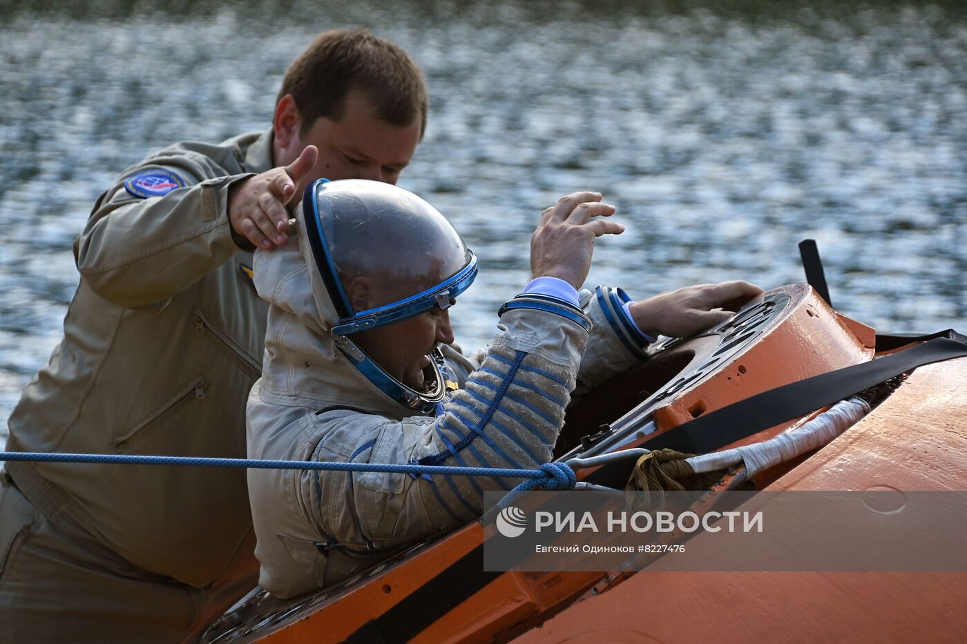 Тренировки экипажа МКС-70 по действиям после посадки спускаемого аппарата на водную поверхность