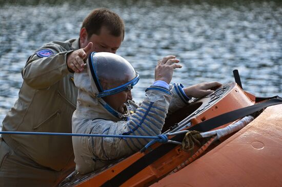 Тренировки экипажа МКС-70 по действиям после посадки спускаемого аппарата на водную поверхность