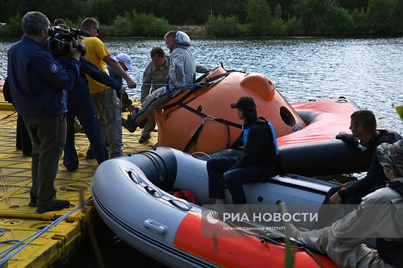 Тренировки экипажа МКС-70 по действиям после посадки спускаемого аппарата на водную поверхность