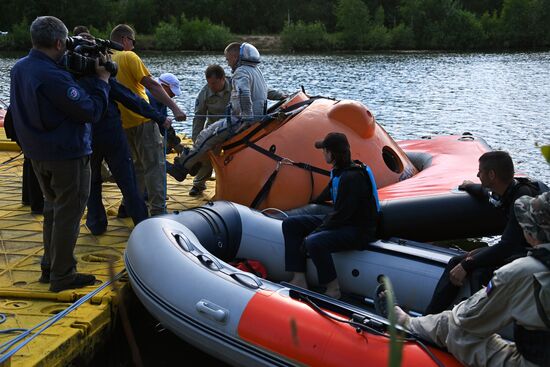 Тренировки экипажа МКС-70 по действиям после посадки спускаемого аппарата на водную поверхность