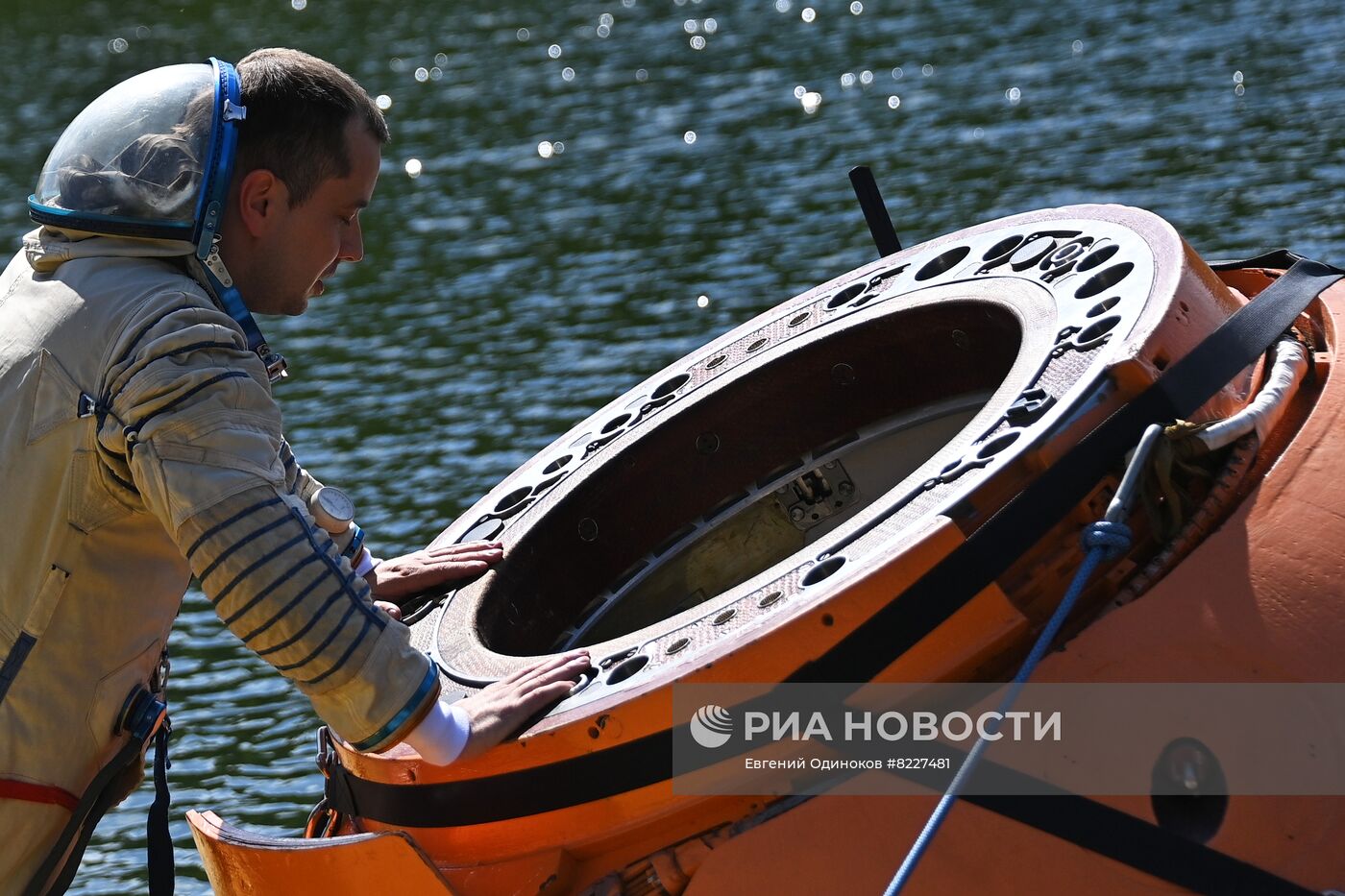 Тренировки экипажа МКС-70 по действиям после посадки спускаемого аппарата на водную поверхность